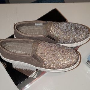 Skechers size 6 1/2 never wore Brand New